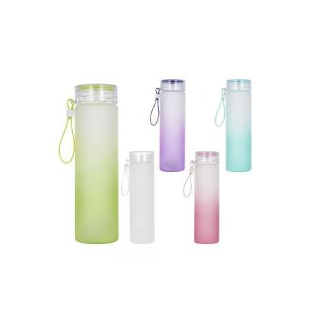 Botella de vidrio para agua con tapa tipo rosca y correa de silicón.