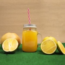 Tarro de vidrio con asa y tapa metálica. Incluye popote rígido.