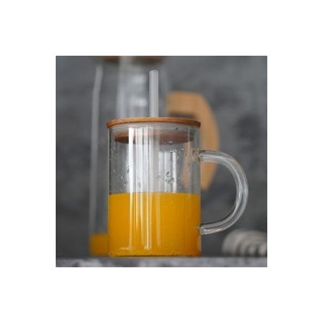 Tarro de vidrio con tapa de bambú y popote.