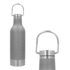 Termo con doble pared de acero inoxidable, tapa con asa metálica enroscable y base de metal.