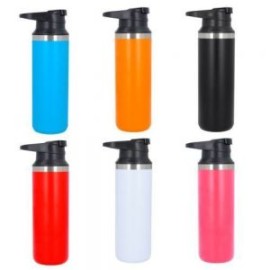 Termo con doble pared de acero inoxidable, insulado al vacío y acabado rugoso. Incluye tapa enroscable con boquilla de cierre a