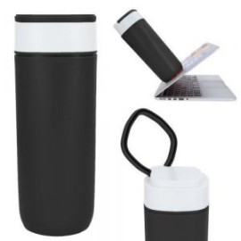 Termo de doble pared con exterior de plástico e interior de acero inoxidable. Incluye tapa enroscable con asa.