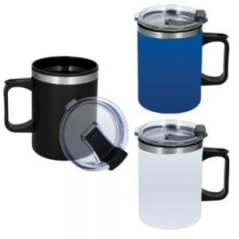 Taza con doble pared de acero inoxidable e interior de plástico. Incluye tapa transparente de cierre a presión con seguro desli