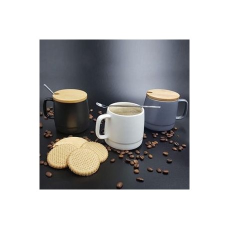 Taza de cerámica acabado mate con tapa de bambú. Incluye cuchara de acero inoxidable.