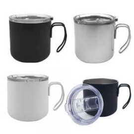 Taza con doble pared de acero inoxidable, asa metálica y tapa traslúcida de cierre a presión con seguro deslizable y boquilla. 