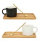 Taza de cerámica con cuchara de acero inoxidable y base de madera larga.