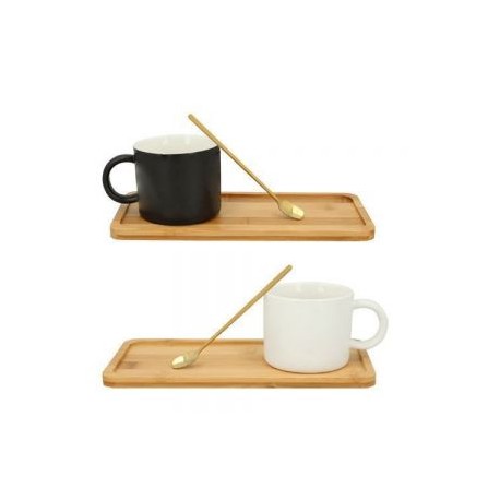 Taza de cerámica con cuchara de acero inoxidable y base de madera larga.