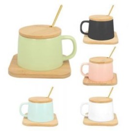 Taza de cerámica con cuchara de acero inoxidable, con tapa y base de madera.