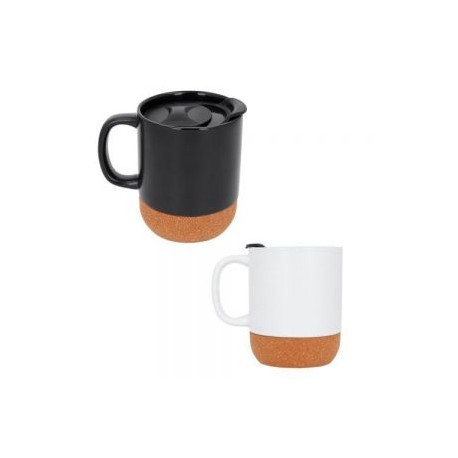 Taza de cerámica con acabado mate y base de madera.