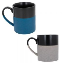 Taza de cerámica con acabado mate en la parte superior y texturizado en la parte inferior.