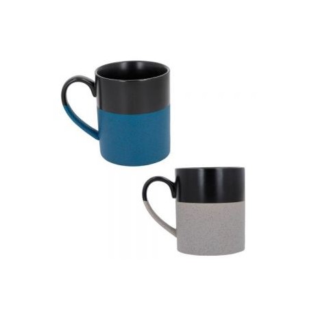 Taza de cerámica con acabado mate en la parte superior y texturizado en la parte inferior.