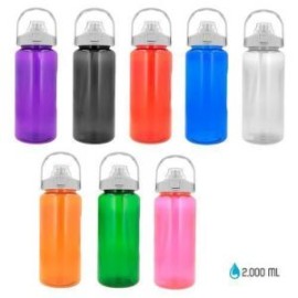 Cilindro de plástico con tapa de seguridad, popote y asa.