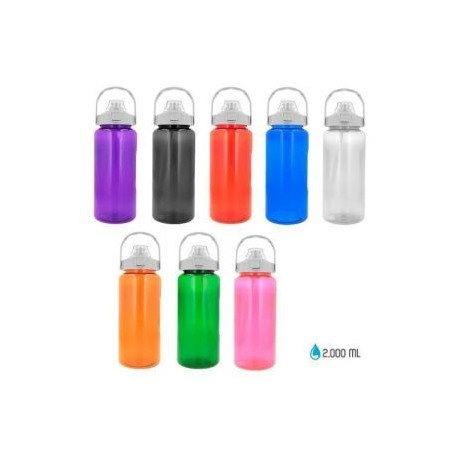 Cilindro de plástico con tapa de seguridad, popote y asa.