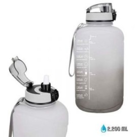 Cilindro de plástico con acabado rubber, popote, tapa de seguridad y asa.