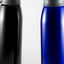 Botella de aluminio color metálico con tapa anti derrrames y asa, capacidad de 650ml. Mod. Suva