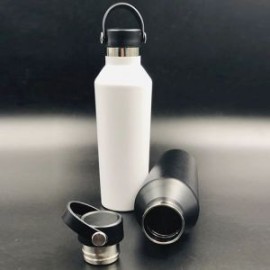 Termo con doble pared de acero inoxidable con tapa enroscable, asa de plástico y textura en el cuerpo.