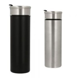 Termo de doble pared con interior de plástico y tapa enroscable a presión.