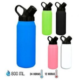 Termo insulado al vacío con doble pared de acero inoxidable y acabado rugoso. Incluye tapa enroscable con boquilla y asa en la 