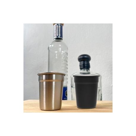 Vaso tequilero de acero inoxidable.