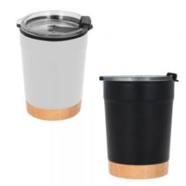 Termo de doble pared con acabado rugoso, exterior de acero inoxidable e interior de plástico y base de bambú. Incluye tapa de c
