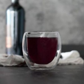 Vaso de vidrio con doble pared.